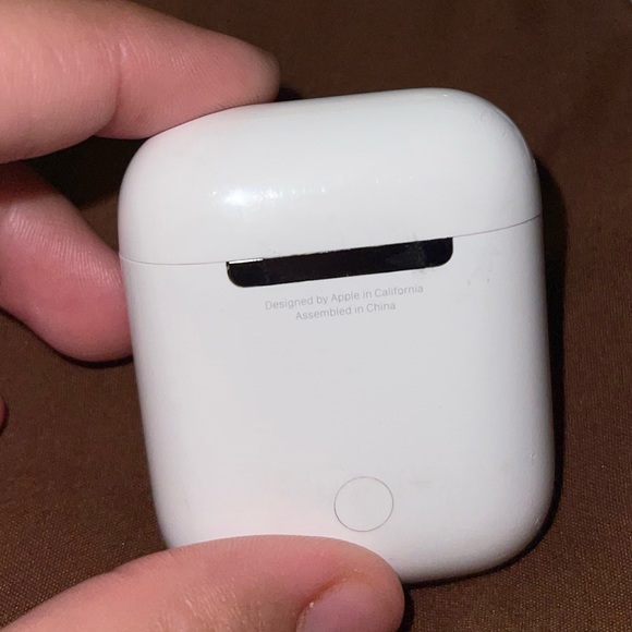 apple airpods (2nd generation)  on hold - Picture 4 of 5